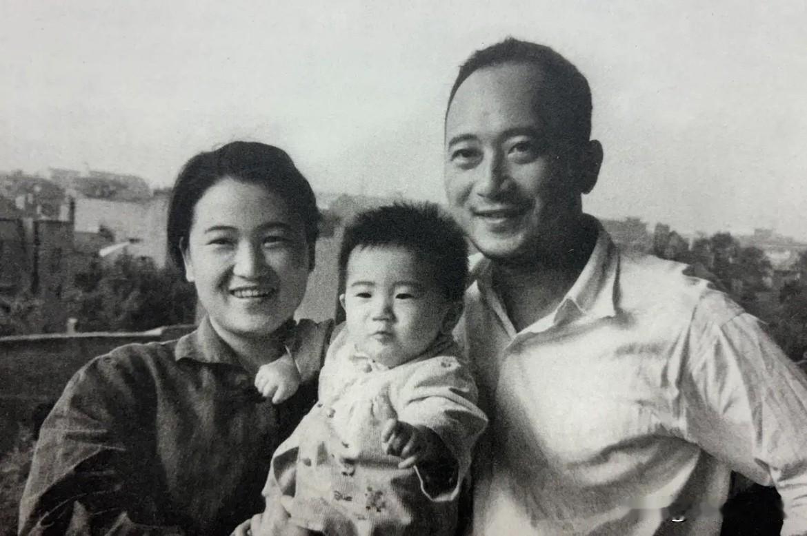 1965年，孙道临一家在武康大楼家中阳台上合影，非常有爱一家人。这一年，孙道临、