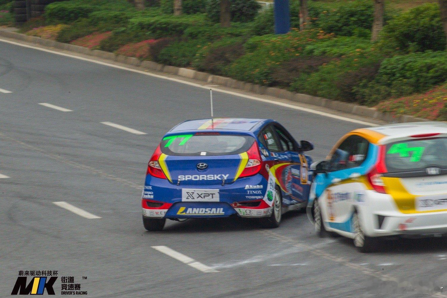 汽车运动和其他运动最大不同之处是，对场地设施，专业设备，执行手段，特别是安全保障