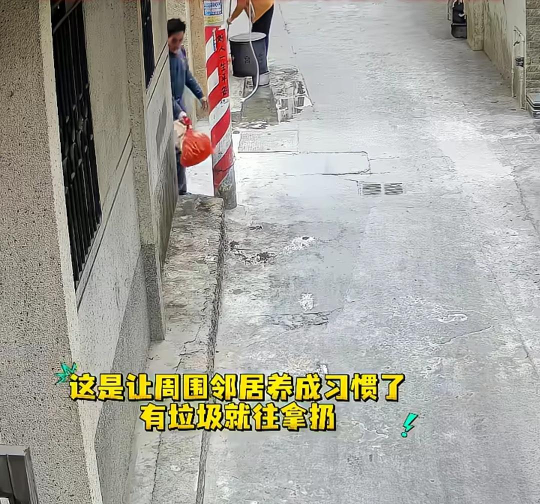 村民称自己门口被当垃圾桶，每次清理完后还是会有人把垃圾放他家门口，甚至还有专门骑