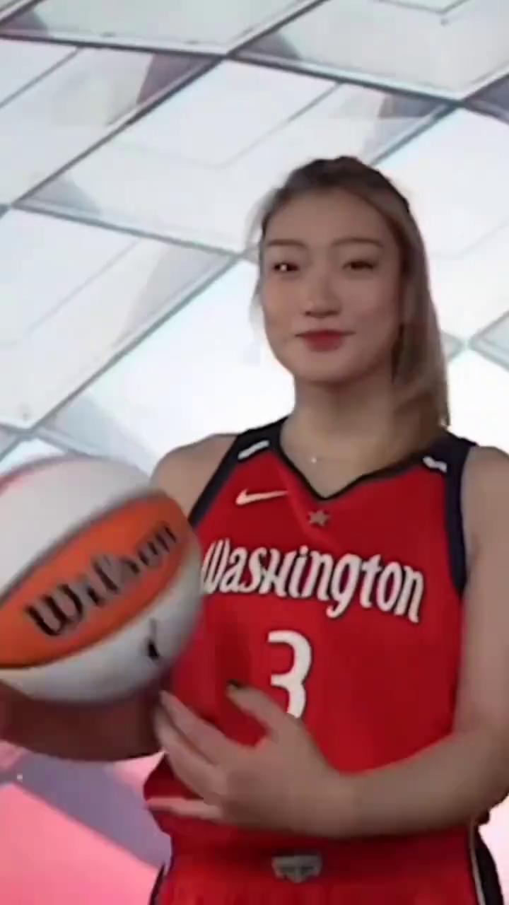 无懈可击。
要上李梦了。
是的，我刚就看到了。
李梦笑的很开心了。
镜头一直给到