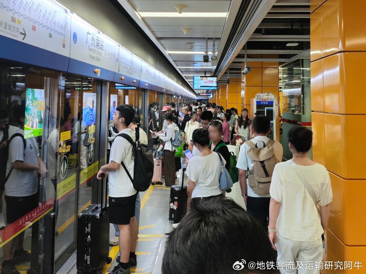 广州地铁网友：2026年8月8日（周六，广州多云间晴，27-37℃，挂橙色高温预
