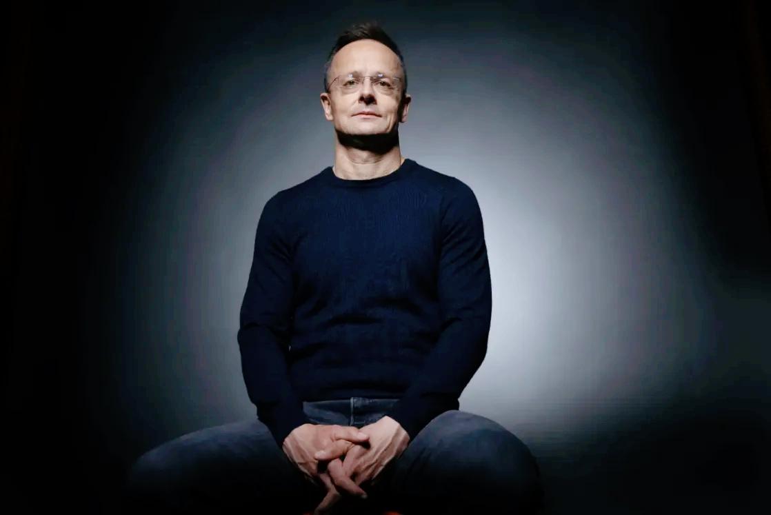 即将卸任的匈牙利外交部长西雅尔多接受媒体采访，他对自己被贴上亲俄标签感到十分不满