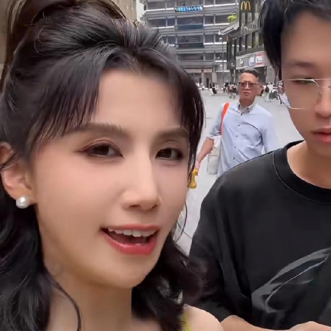 清一色真的太猛了，
作为一名脱口秀演员，
她不拍戏，也不上综艺，竟然会去路边拦路