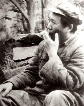 毛主席确实烟瘾重，重到什么程度？毛主席晚年患上了肺病，医生劝他戒烟，但始终没有戒