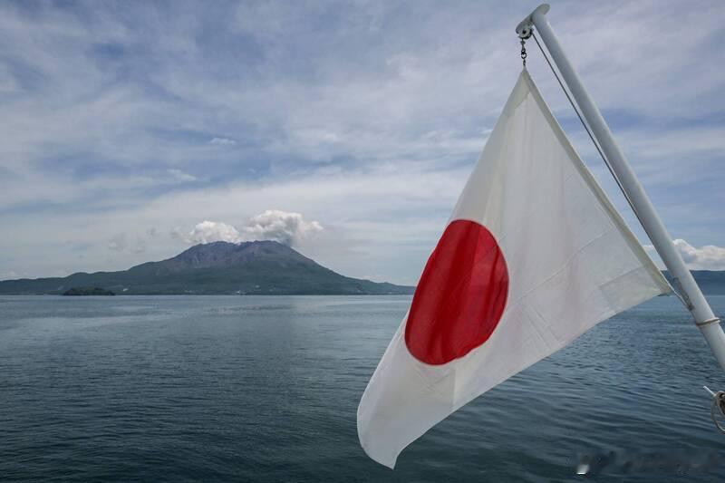 日本樱岛火山喷发 黑烟直冲千米高空海外新鲜事 日本鹿儿岛县樱岛火山南岳当地时间今