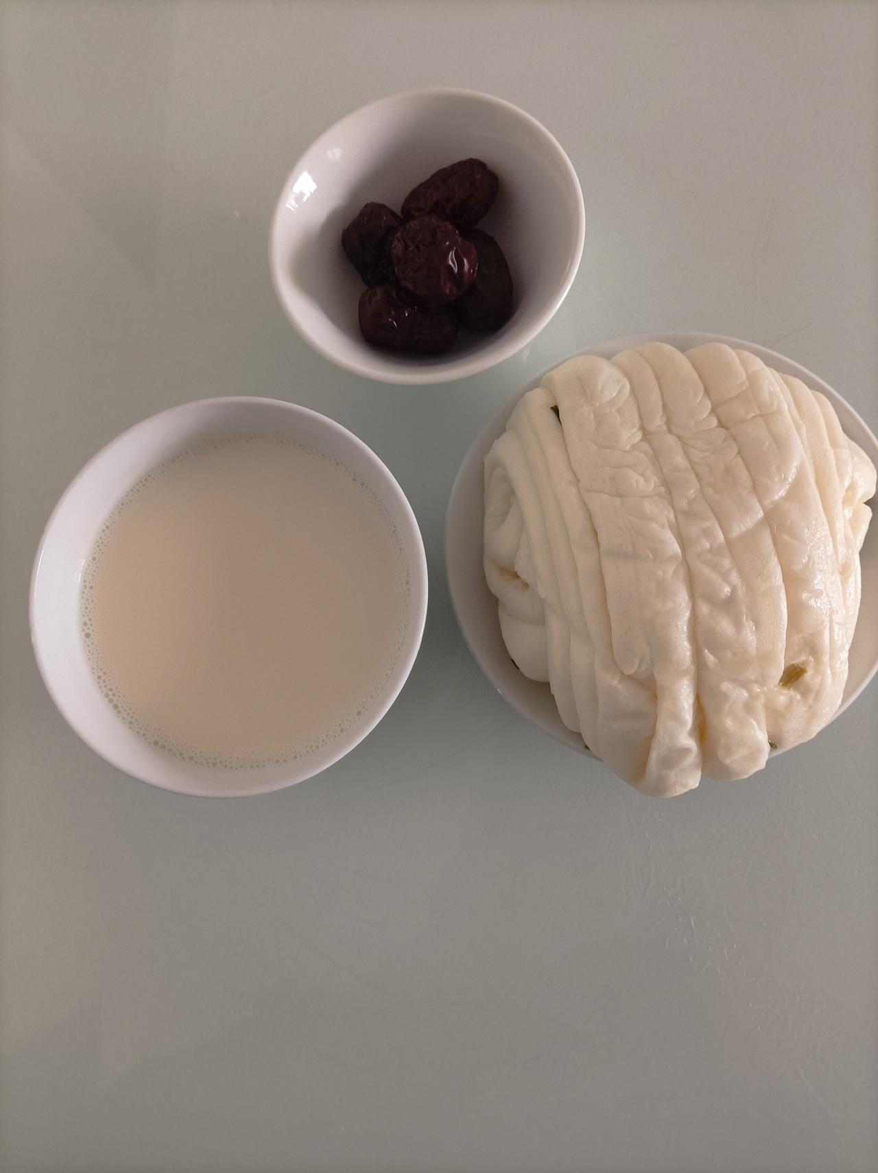 (4)分享一下我们俩个退休老人的今日早餐，一碗鲜牛奶，一个大花卷，一个人吃半个差