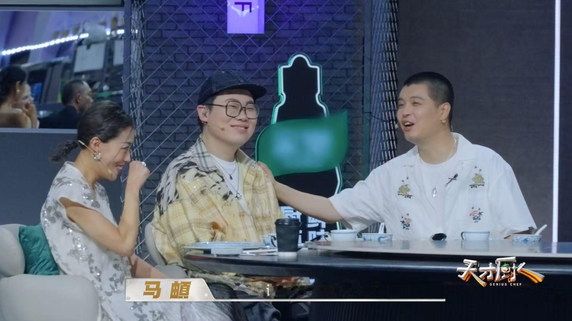 何浩楠说吕严没见过世面何浩楠马頔挑衅吕严天才厨人 在何浩楠调侃过后，马頔顺势补刀
