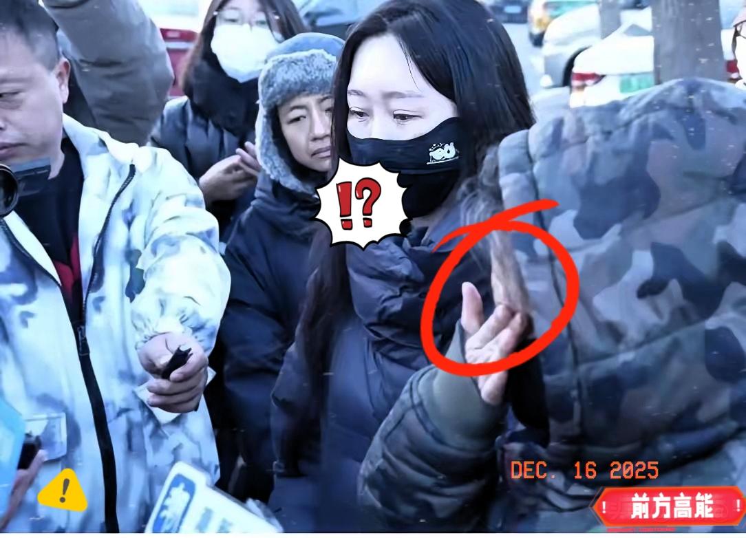 李女士在北京养了一条狗，她遛狗时从来不牵绳，也不管狗在外面拉屎，总是看着别人捡。