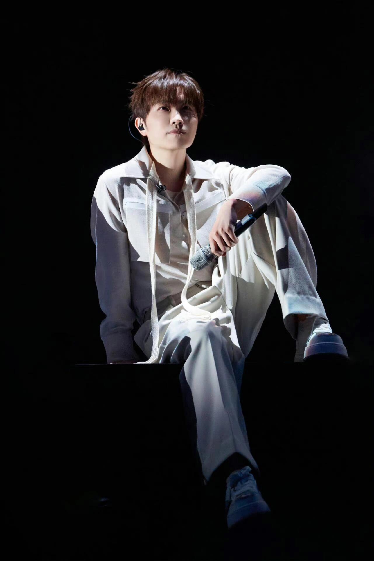 徐良官宣巡演谁懂啊！当年循环《客官不可以》《坏女孩》的日子还在眼前，耳机里的青春