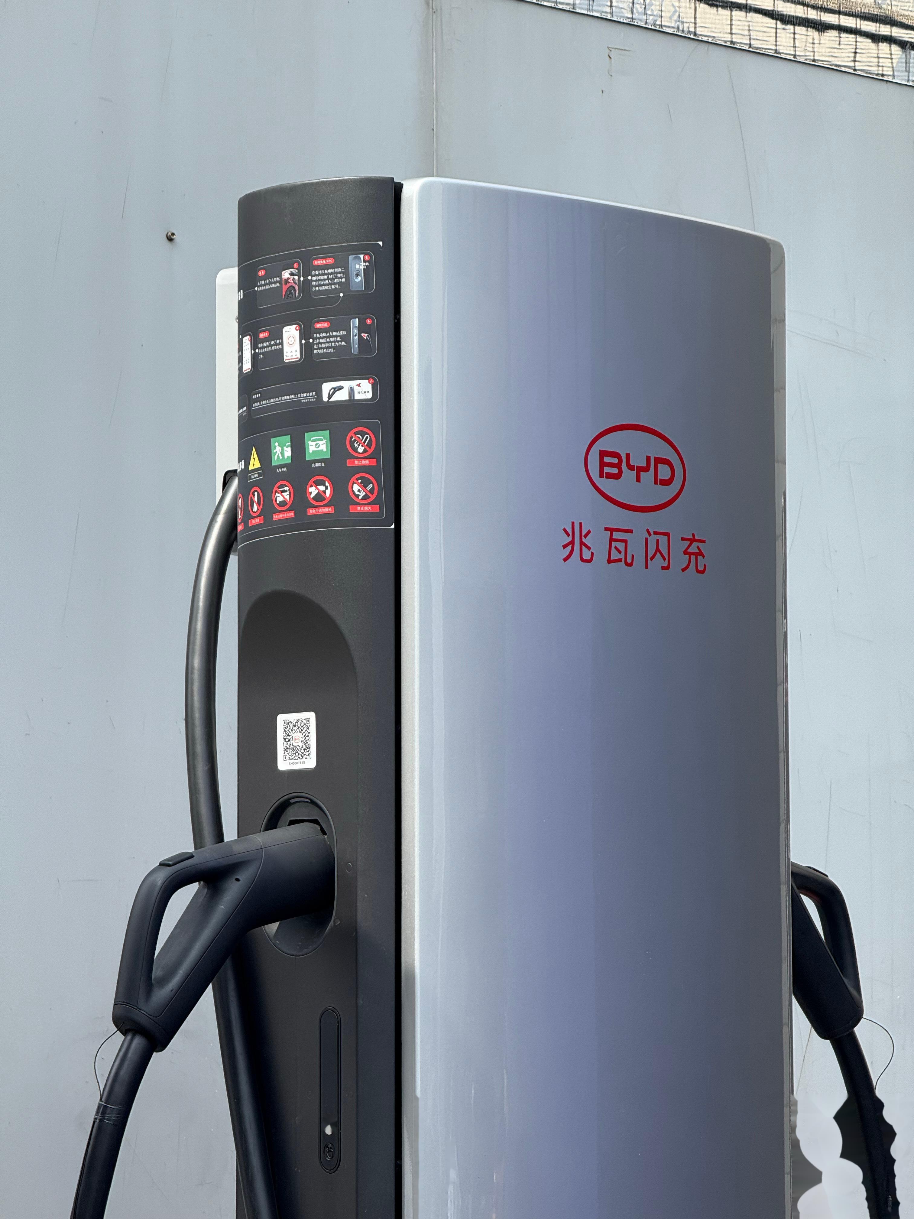 近日，诸多消息源爆料，比亚迪已在全国范围内大规模部署“兆瓦闪充”充电桩。兆瓦闪充