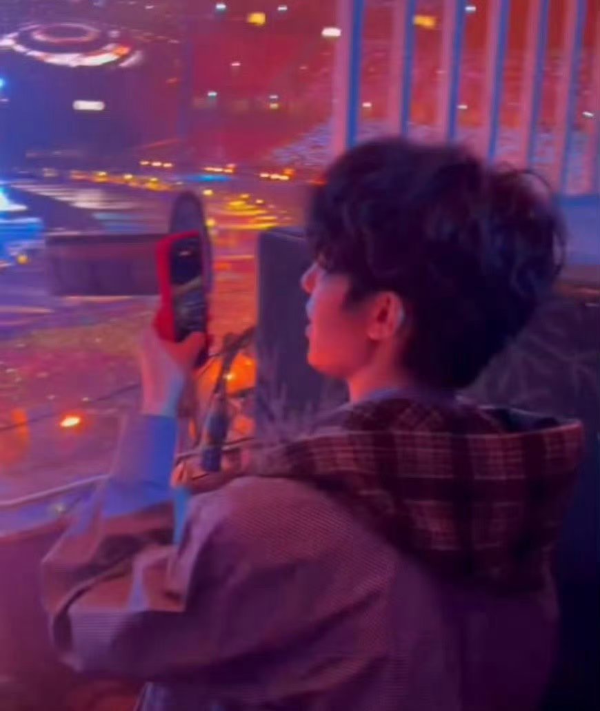 张杰鸟巢开唱迎惊喜嘉宾张翅，现场跟唱超有范儿，粉丝疯狂截图求生图！张翅看张杰演唱