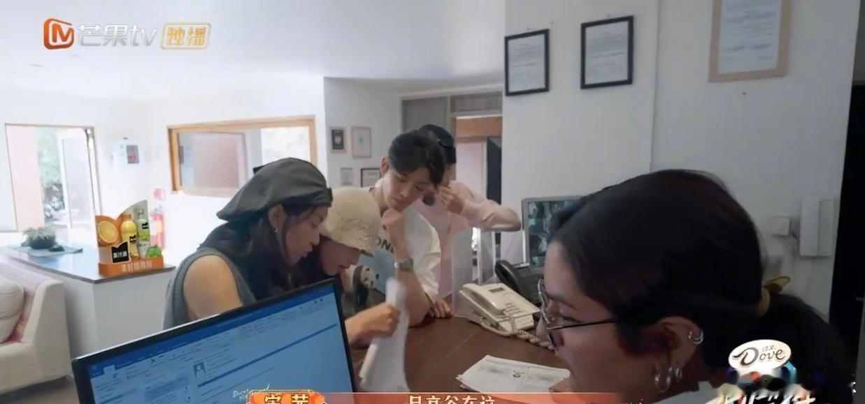 #侯明昊 这是啥文啊姐# 应该有很多的朋友和侯明昊一样～看到节目里二姐宋茜一开口