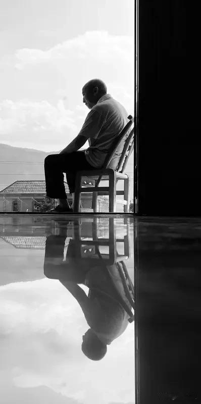 令人扎心的话：
“人性最大的讽刺，10万块钱给儿女眼都不眨，1万块钱给父母却心乱