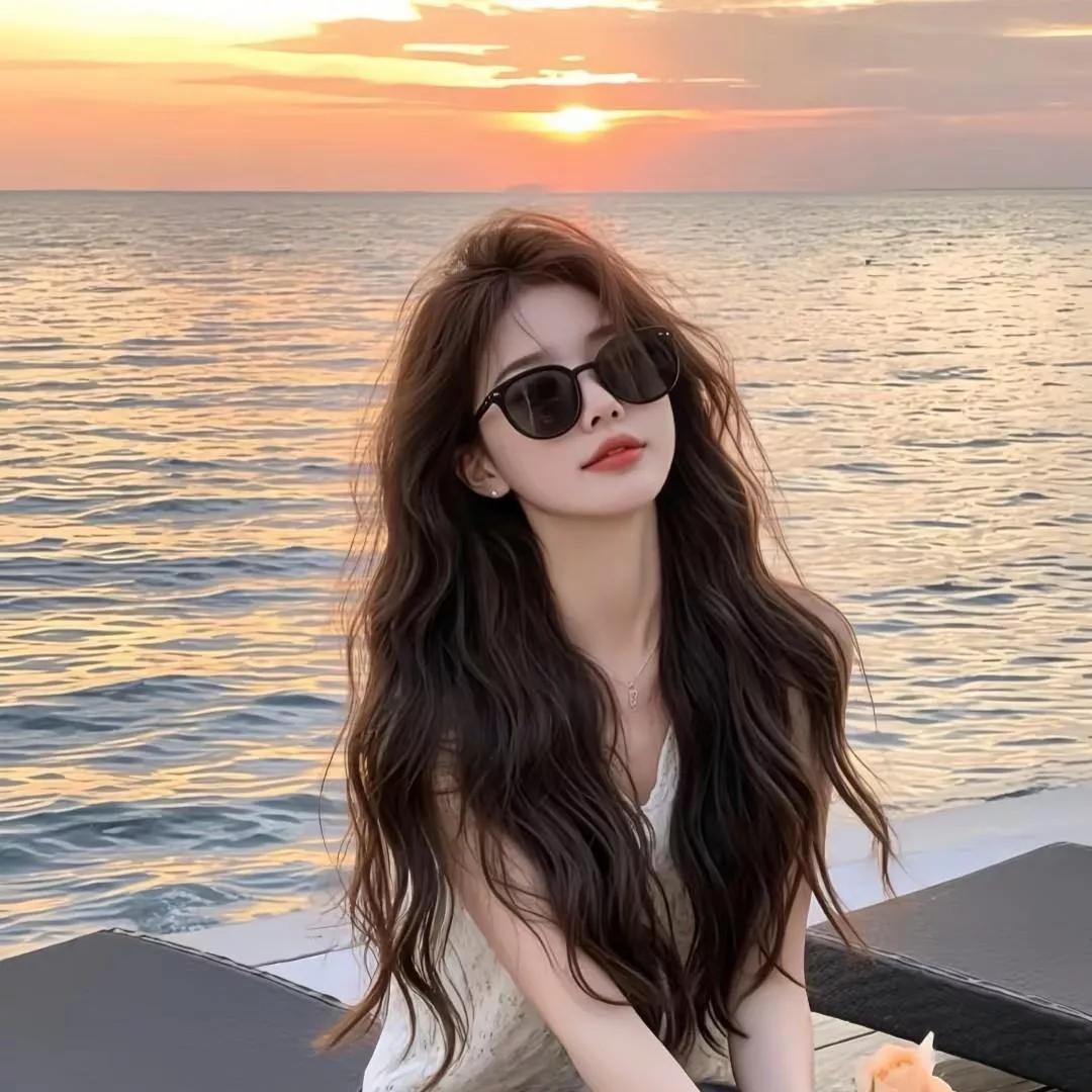 海边日落，少女与海浪相伴，享受宁静时光海边度假少女 日落晚霞照海滩 海边度假女孩