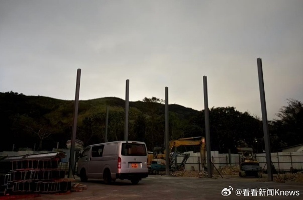 【#香港山火已扑灭#】2月26日，香港粉岭坪峰附近突发山火，火线近百米。27日凌