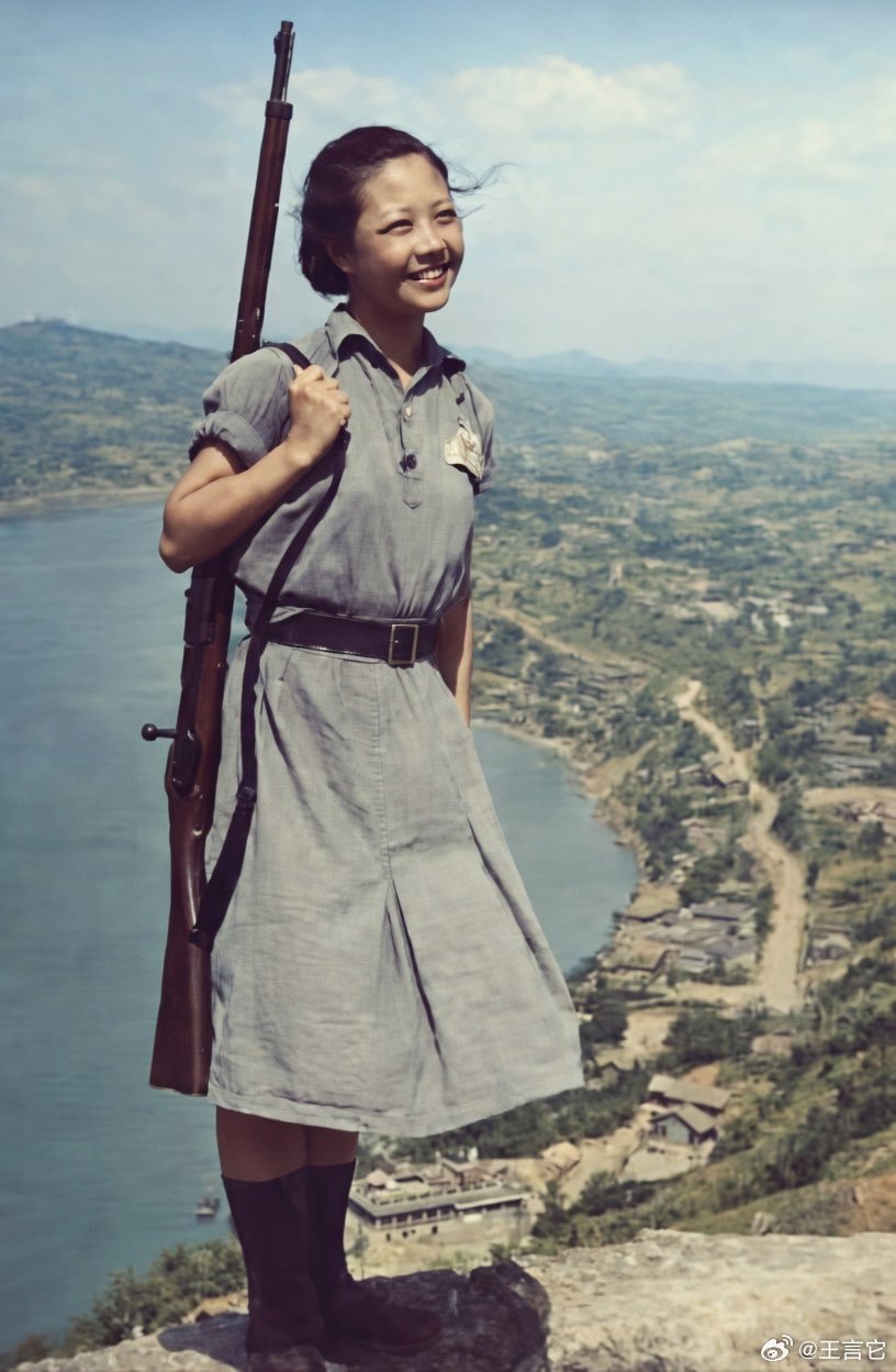 ‼️ 1941年抗日战争期间，一名15岁的中国女孩陈美瑶在重庆南山担任防空哨兵。