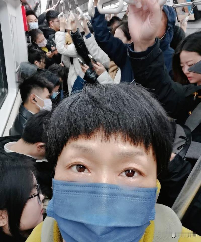 天还没亮透就拖着行李往北京赶，这次带的土特产实在太多，只能推个小推车哐当哐当上路