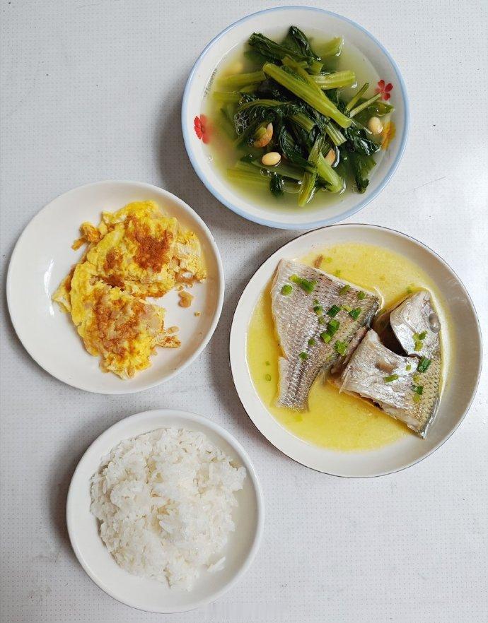 午饭，鸡油蒸黄脚立，萝卜干煎蛋，芥菜鸡汤，米饭。