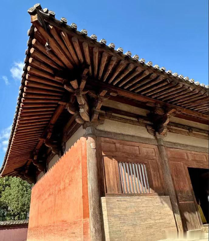 现存唐代木建筑——南禅寺大殿南禅寺大殿位于山西省五台县阳白乡李家庄村北侧土岗上，