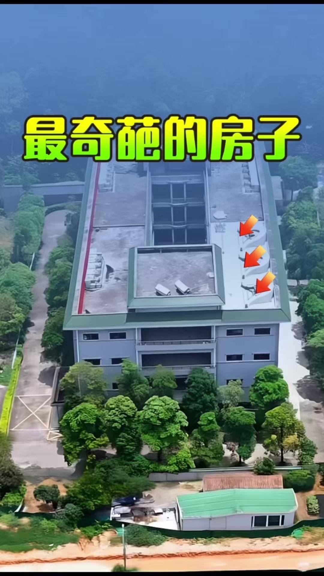 👍三层民房顶，三座墓冢静卧，中式小亭相伴，这般格局太震撼！
因祖坟是家族根基不