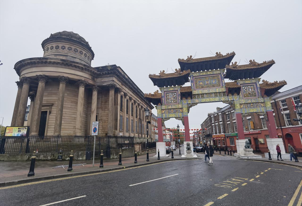 英国利物浦中国城，有一座石狮子，写着“华洋并重”！这是一百多年来中国人到当地学习