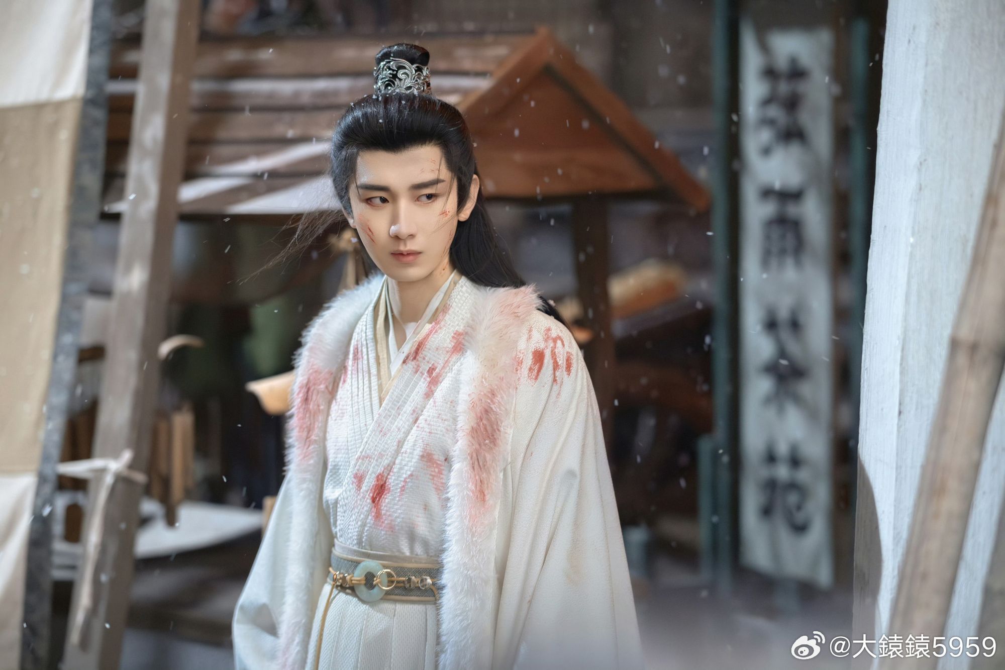 他是暗夜里的执棋者，也是长安城的守护光。成毅饰演谢淮安一个眼神，计策已定乾坤。这