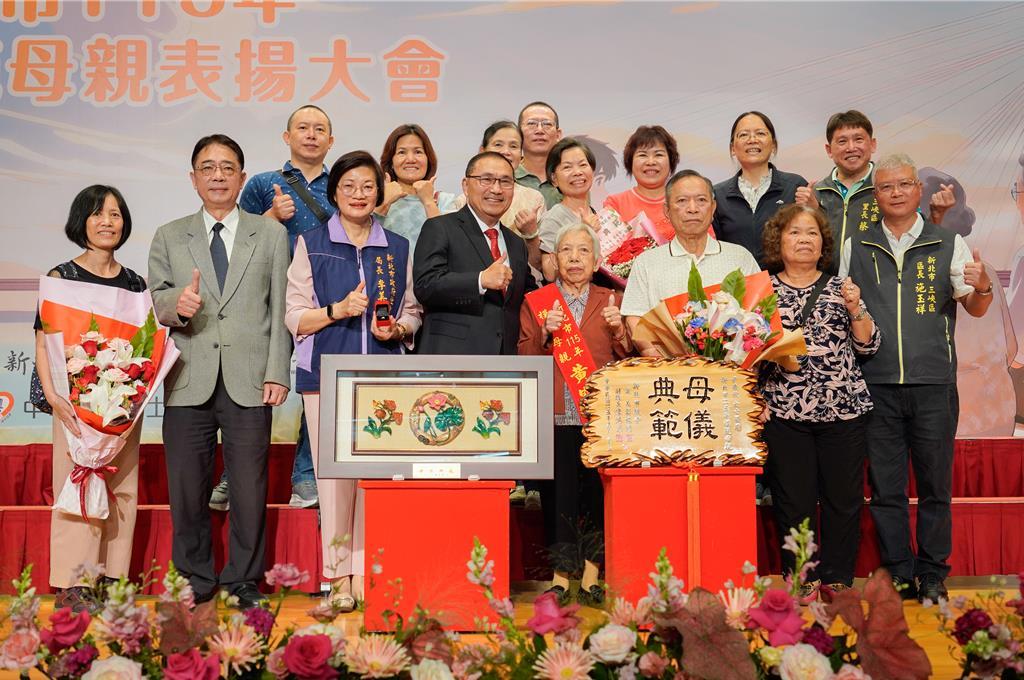 25日，新北市长侯友宜对115年度模范母亲进行了表彰，此次共有56位母亲荣获该奖