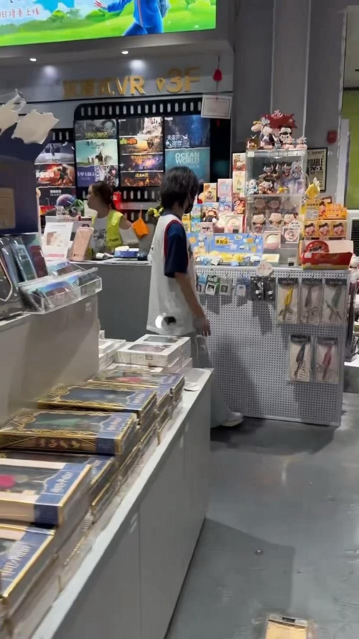 高沈甜蜜同游商场 