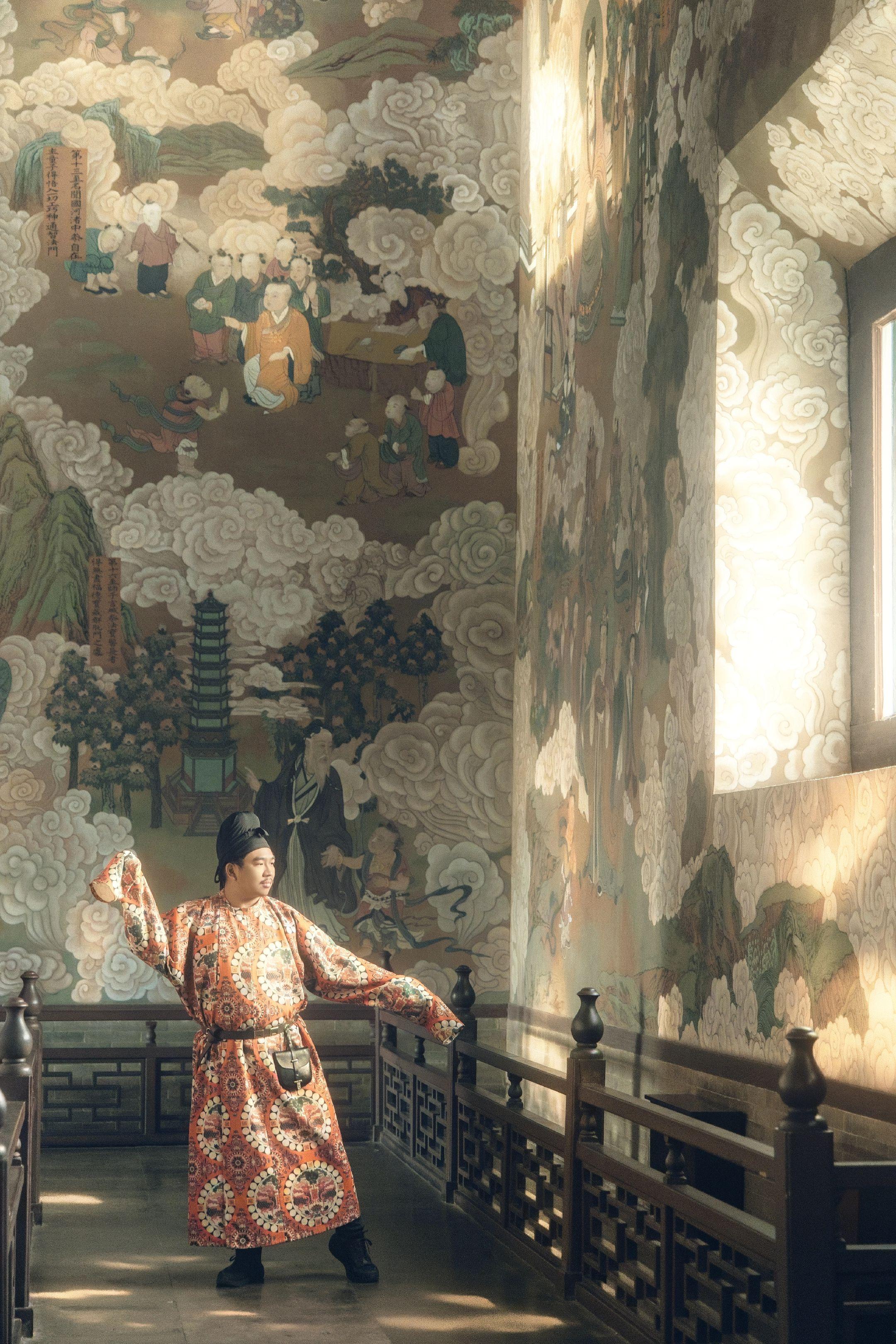 丙午年夏，再访大同华严寺，于壁画前起舞。丙午年夏，再访大同华严寺。于壁...
