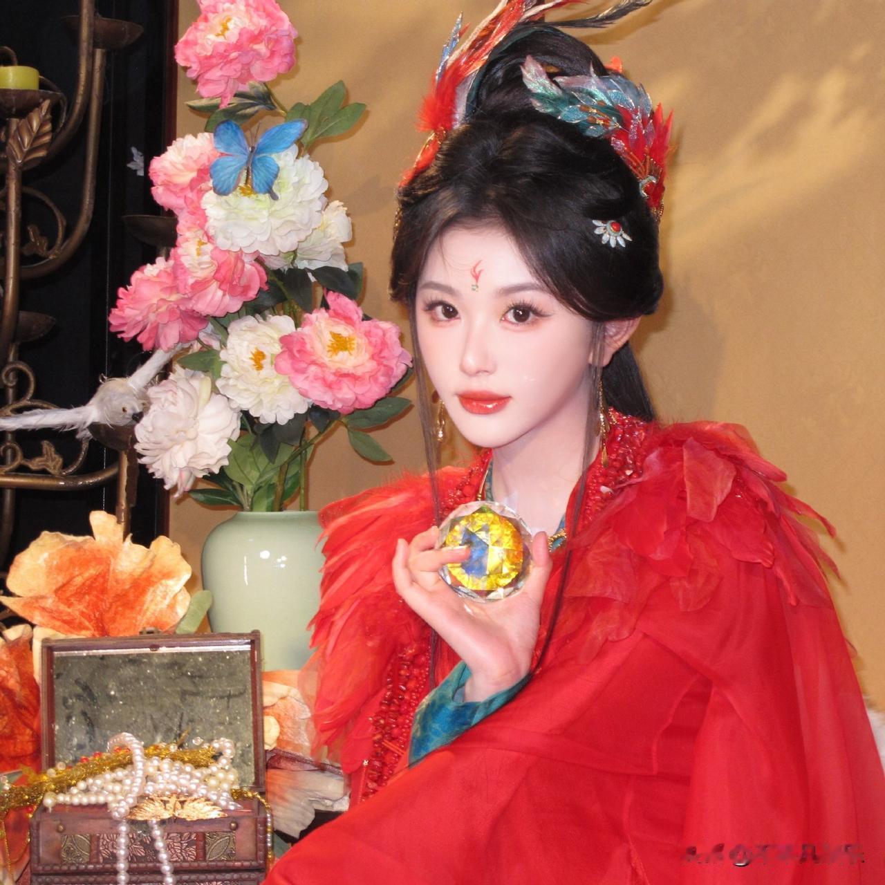 孔雪儿官宣新剧《八尾》特别出演角色朱红，一袭红衣造型刚释出就牢牢抓住了眼球。鲜亮
