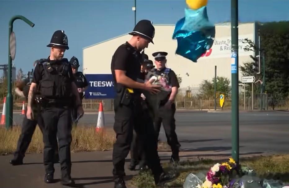 英国米德尔斯堡发生一起追捕事故，酿成2名警察及5名青年死亡惨剧。

两名警员在执