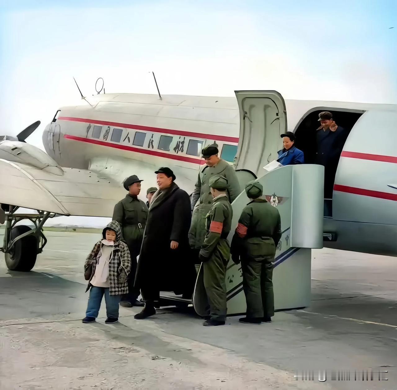 1952年，北京。新中国成立民航公司，机型是缴获的美制C46飞机