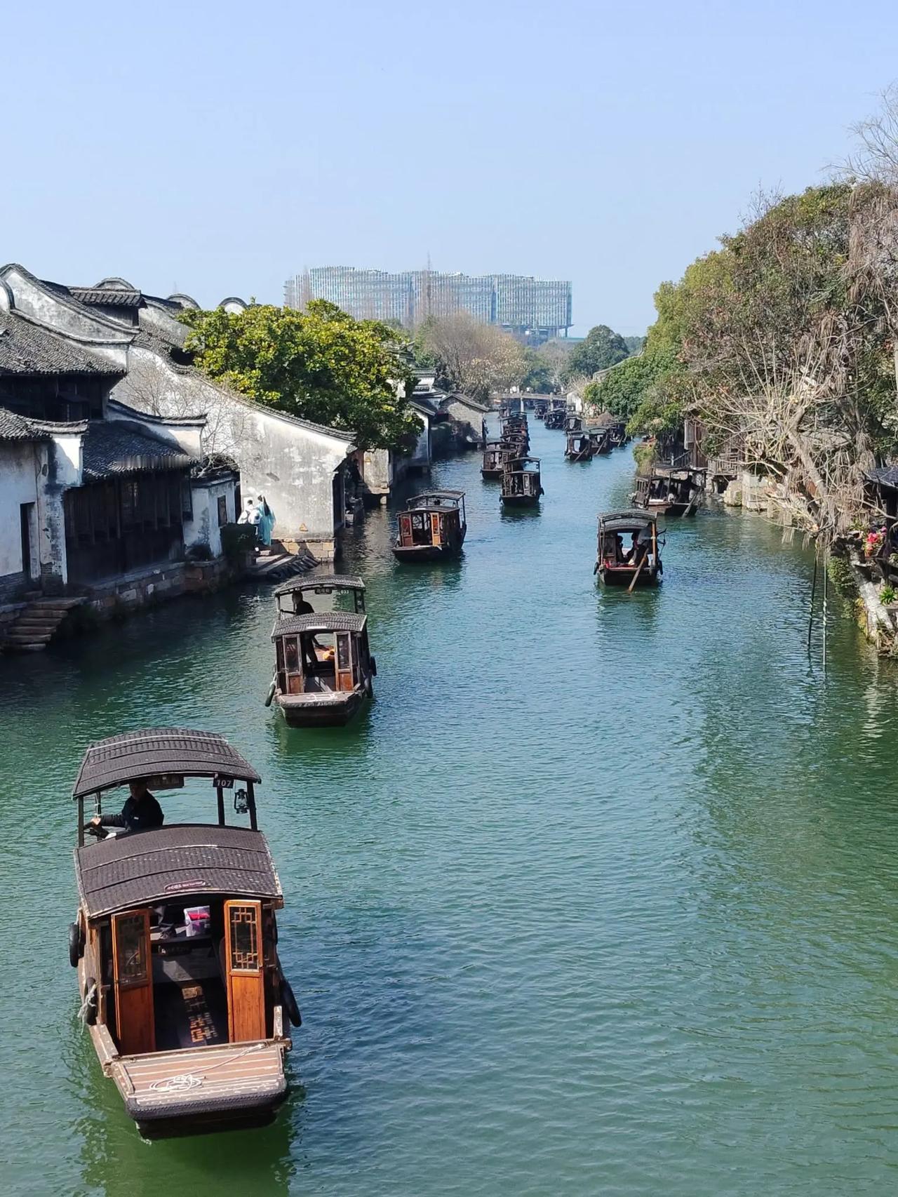 乌镇，着实将水墨江南的梦幻之景展现得酣畅淋漓。它坐落于浙江桐乡，由于建筑的墙面涂