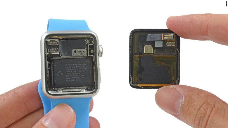 第一代Apple Watch 与第一代Pixel Watch的内部对比。 