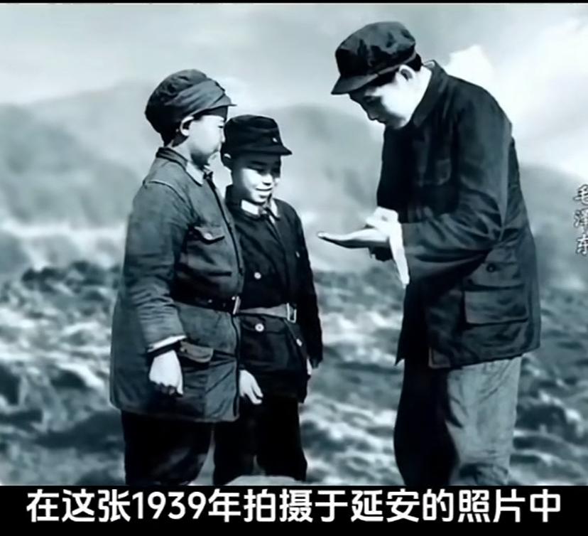 这张照片是1939年延安拍的，据拍摄者回忆，当时两位小“八路”高兴的跑过来问好，