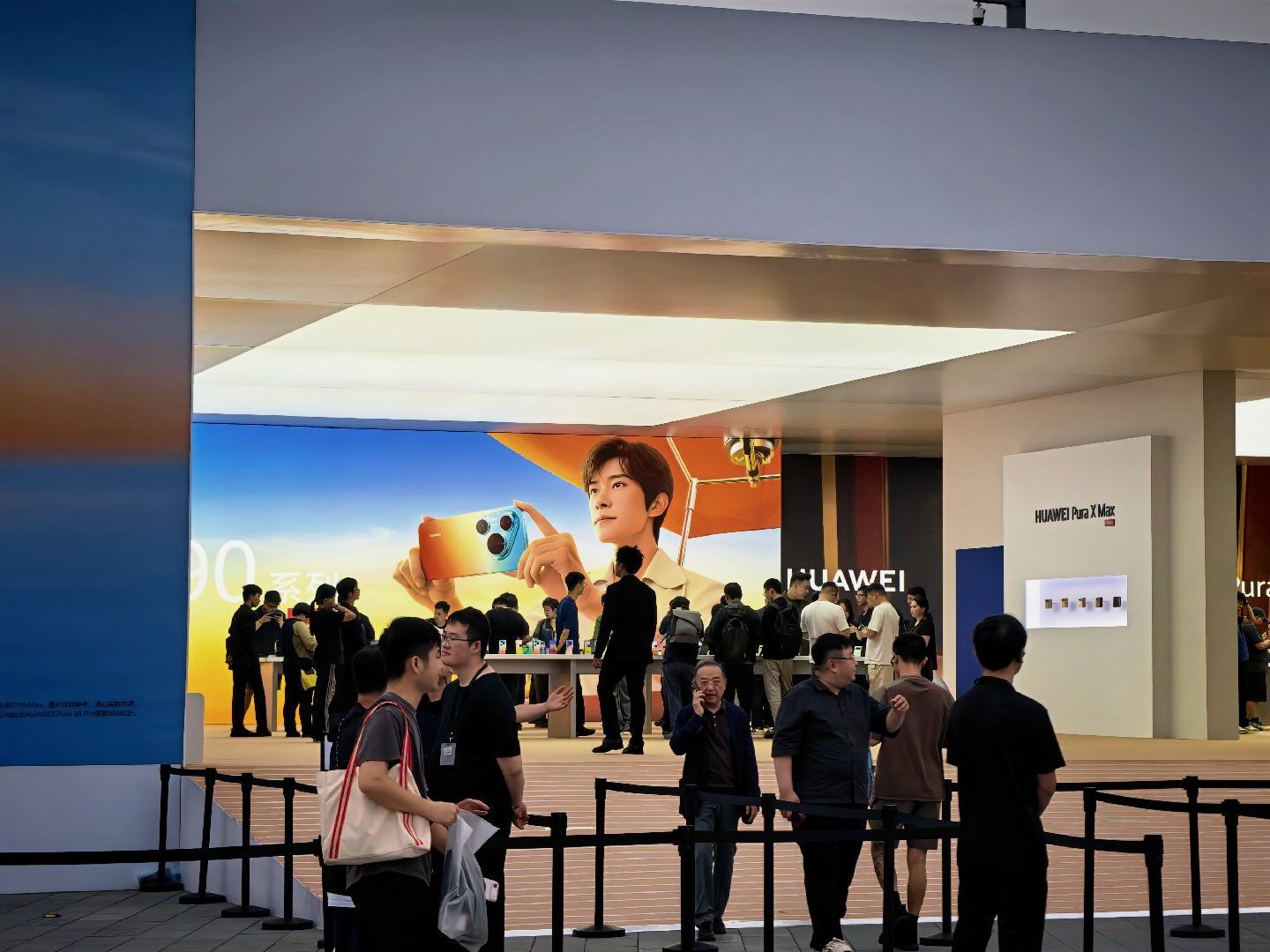 肖战代言尚界一边易烊千玺，一边肖战，到了千纸鹤和小飞侠比拼的时候了