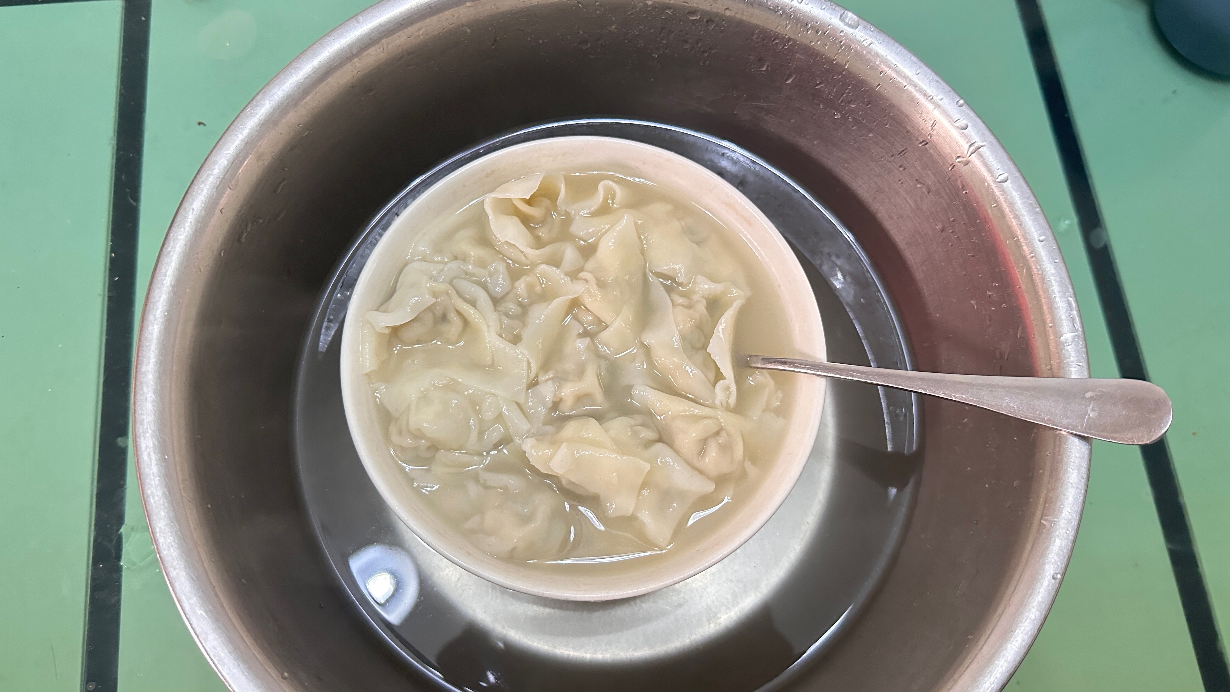 昨天晚上馄饨出锅我妈拿了个红盆儿接上水把馄饨碗放进去了过了一会又换了个不锈钢盆说
