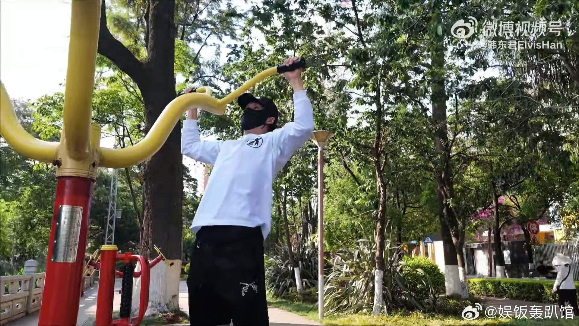 韩东君云南游玩 君君周日记终于更新云南篇了，视频里的车手小韩变游客小韩，在昆明街