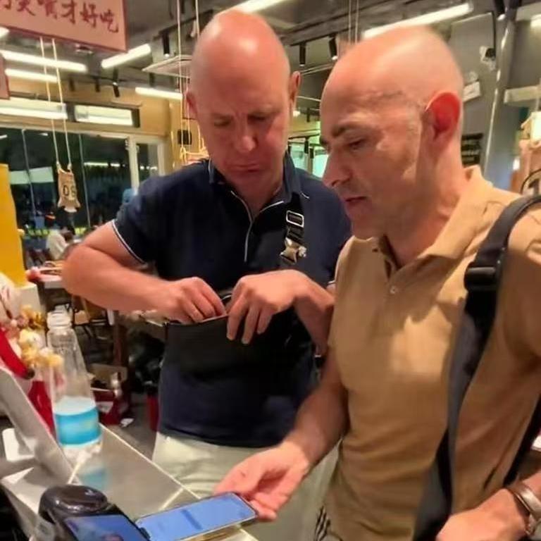 南昌烧烤店暖心一幕，结局双向治愈
 
两名老外吃烧烤没法付钱，没现金也扫不了码，