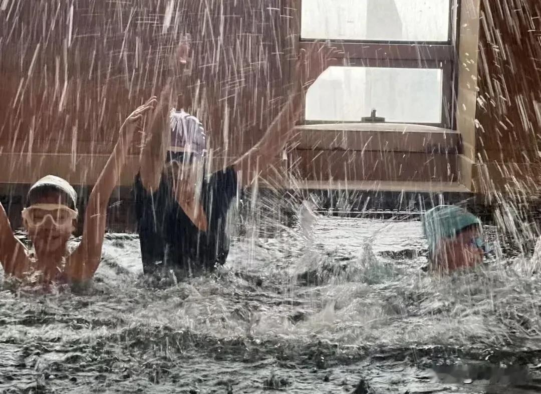 章子怡素颜带两个孩子游泳被偶遇，醒醒和弟弟玩得很开心！



8月12日，有网友