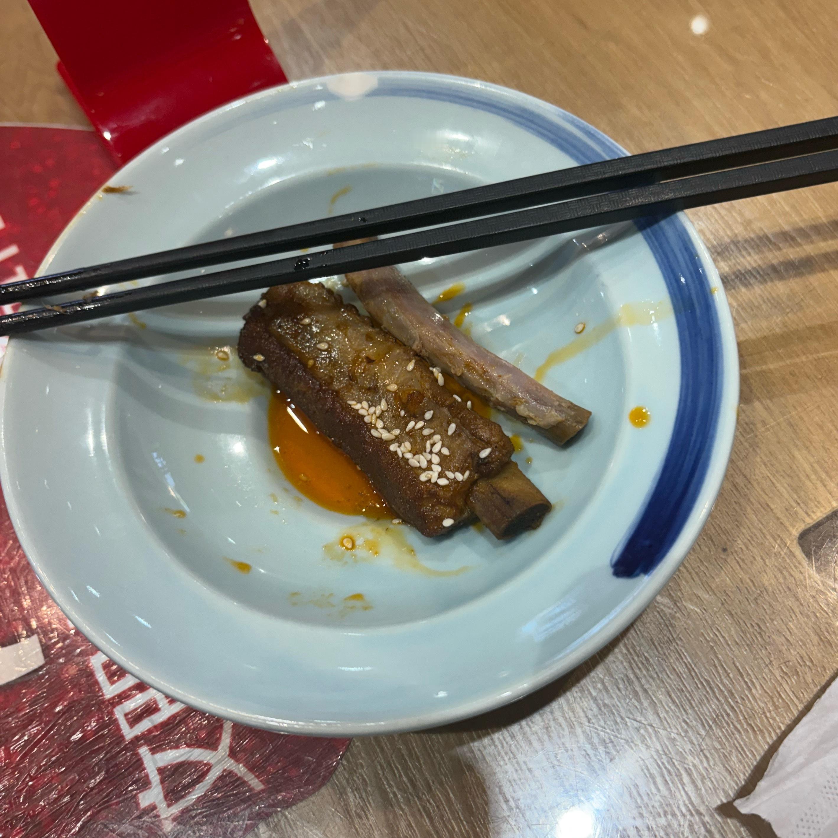 攻击型营销的缺点开始显现：消费者的注意力在手机和汽车间来回转移，很容易就疲惫，汽