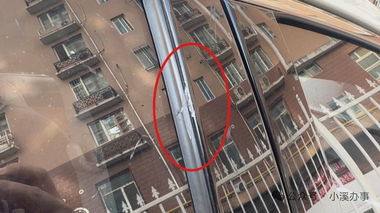 几十米高空掉下落水管，砸中业主车辆，万幸楼下没人！

济南经纬嘉园4号楼一截四层