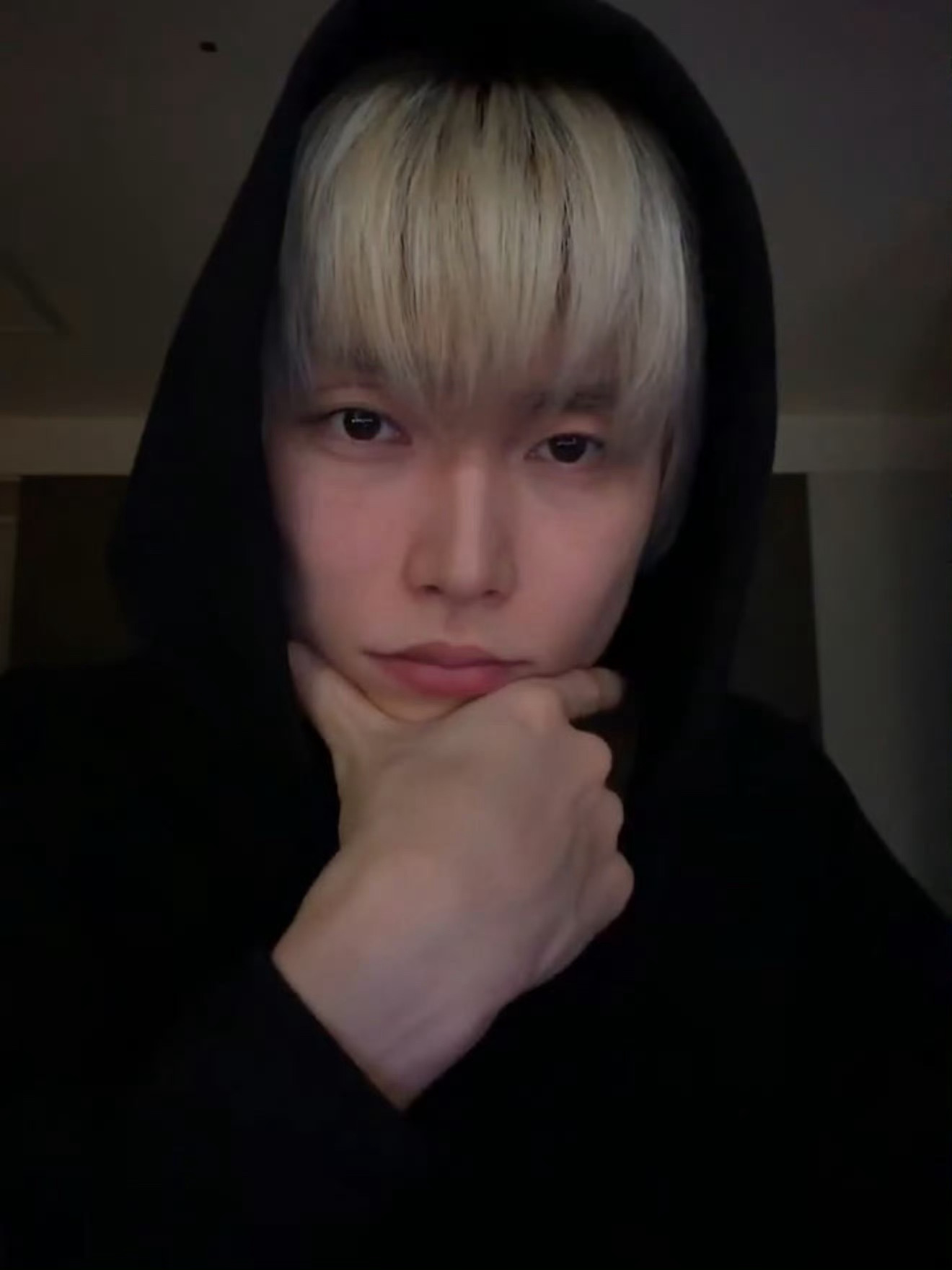 洪胜汉最新直播造型是在模仿前队友拉椅子的宋银硕吗？ 