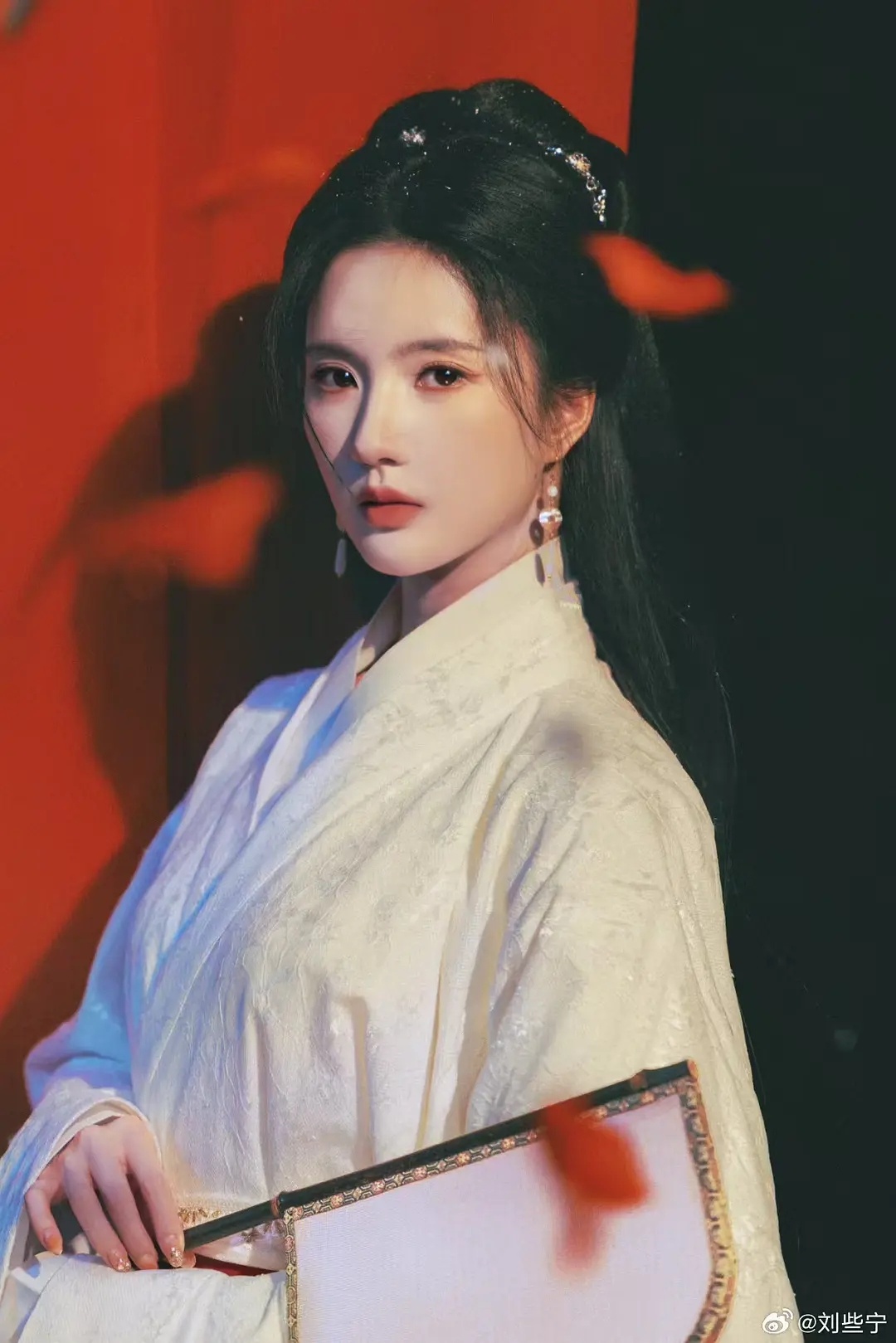 朱山尽也拍了刘些宁 怎么样觉得？红红的眼眶和两缕碎发确实挺有破碎感的 这风格挺适
