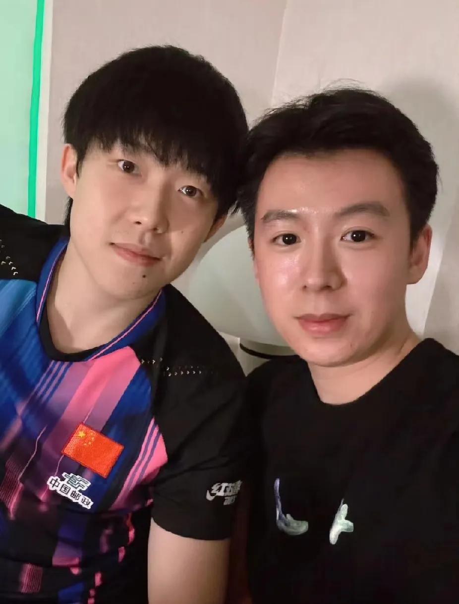 谁懂！刷到王楚钦和粉丝的这张合影啦～ 两人同框超有氛围感，咱就是说这位粉丝也很帅