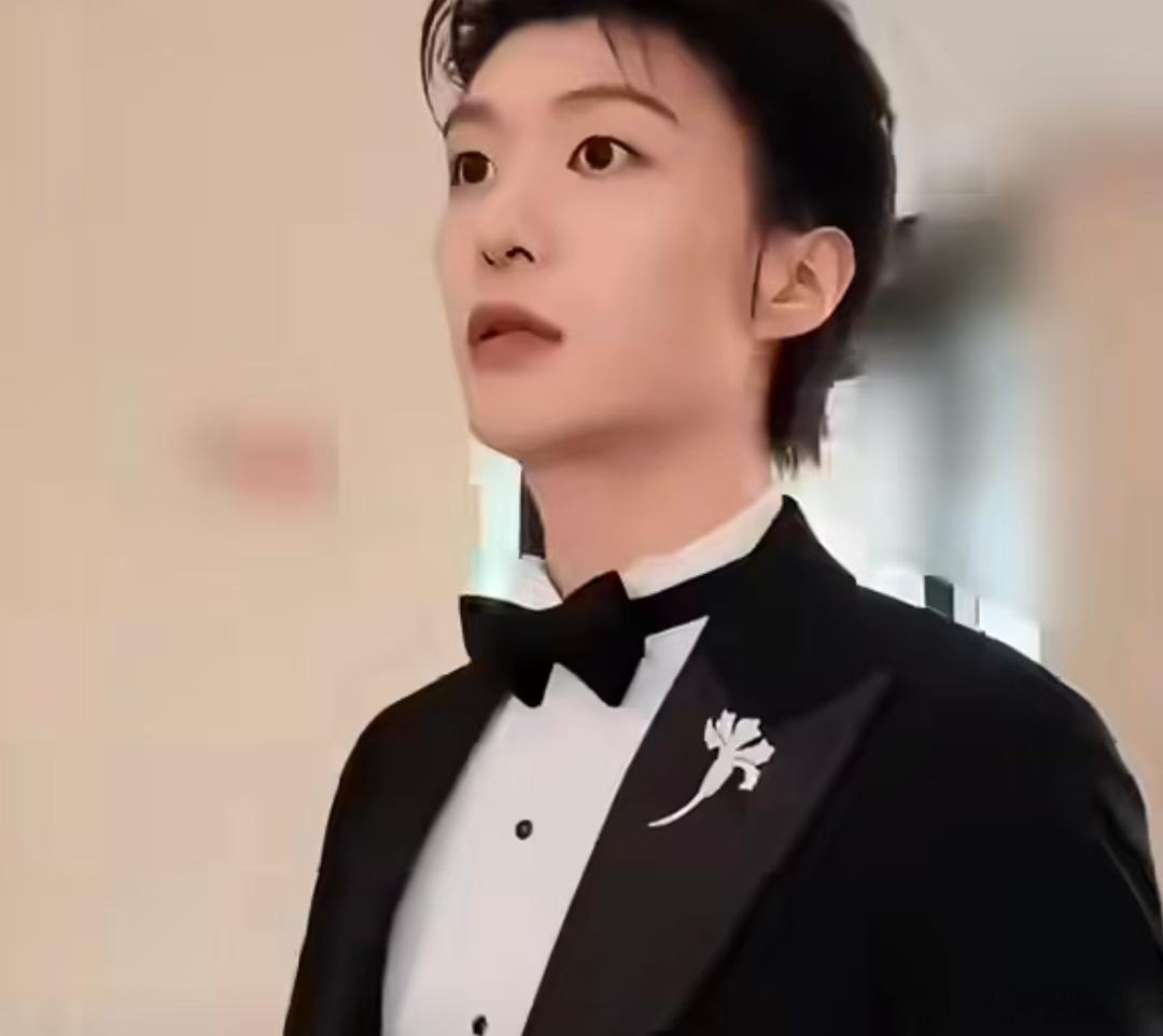 范丞丞出门得想想范丞丞山东行含鲁量100%谁的家乡出行vlog氛围感直接拉满，原