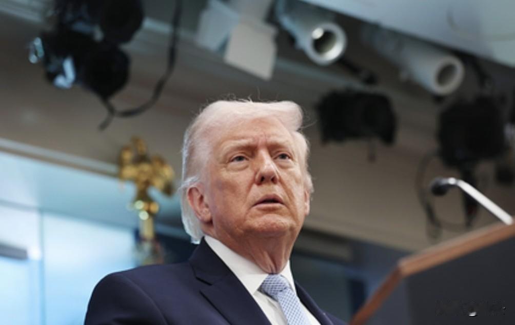 特朗普突然变卦！封锁伊朗承诺不改，伊朗军政高层集体亮剑，霍尔木兹海峡局势骤紧
 