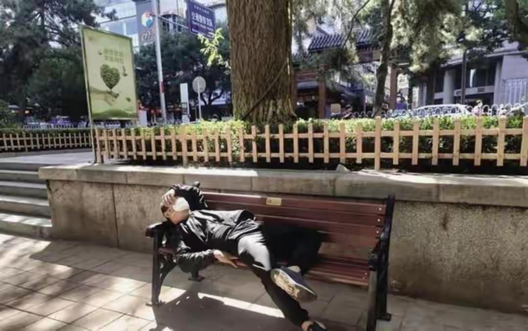 昆明街头，路人正常行走，突遇印度游客张口索要请客吃饭，店家也无奈；外籍游客不守规