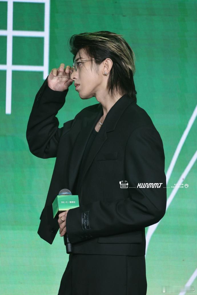 蔡徐坤被女粉丝冲上台搂抱 从未见过如此温柔的偶像，蔡徐坤的反应无疑让许多人心里暖