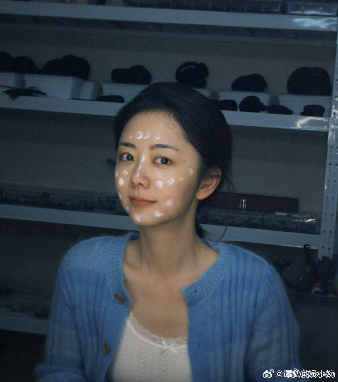 谭松韵黑发素颜状态 天呐，谭松韵的黑发素颜状态令人赞叹。皮肤吹弹可破，自带好气色